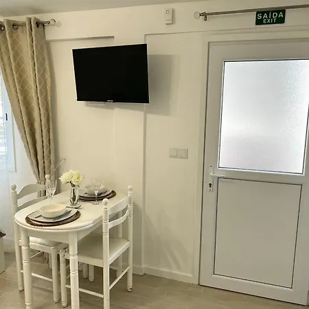 Modern Minimalist With Essential Comfort Appartement Funchal (Madeira)