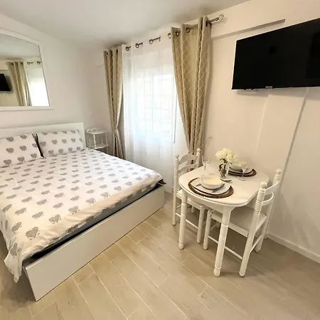 Modern Minimalist With Essential Comfort Appartement